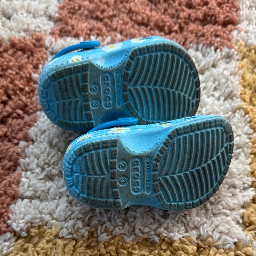 UGG Kids Blue and White Floral Sandals - Picture 3 of 3